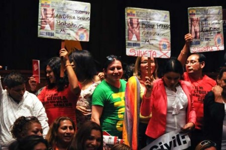 Comunidad GLBTI exige reforma en Ley de Registro Civil de A. Silueta X por Diane Rodriguez