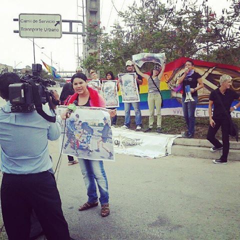 Protesta en Consulado Honorario de Rusia Guayaquil por las ultimas muertes LGBTI por ley anti-gay de Rusia - Asociación Silueta X - amfar - Hivos - mama cash - AAE