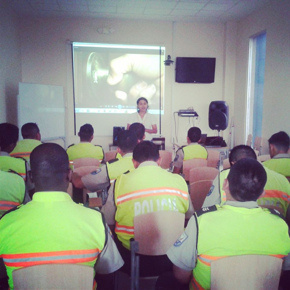 Charla sobre derechos #LGBTI a Policía Nacional, Lunes 30-09 -Silueta X- Diane Rodriguez (1)