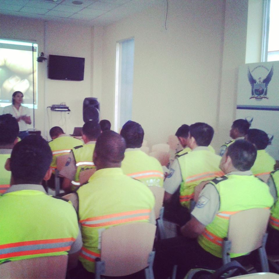 Charla sobre derechos #LGBTI a Policía Nacional, Lunes 30-09 -Silueta X- Diane Rodriguez (4)