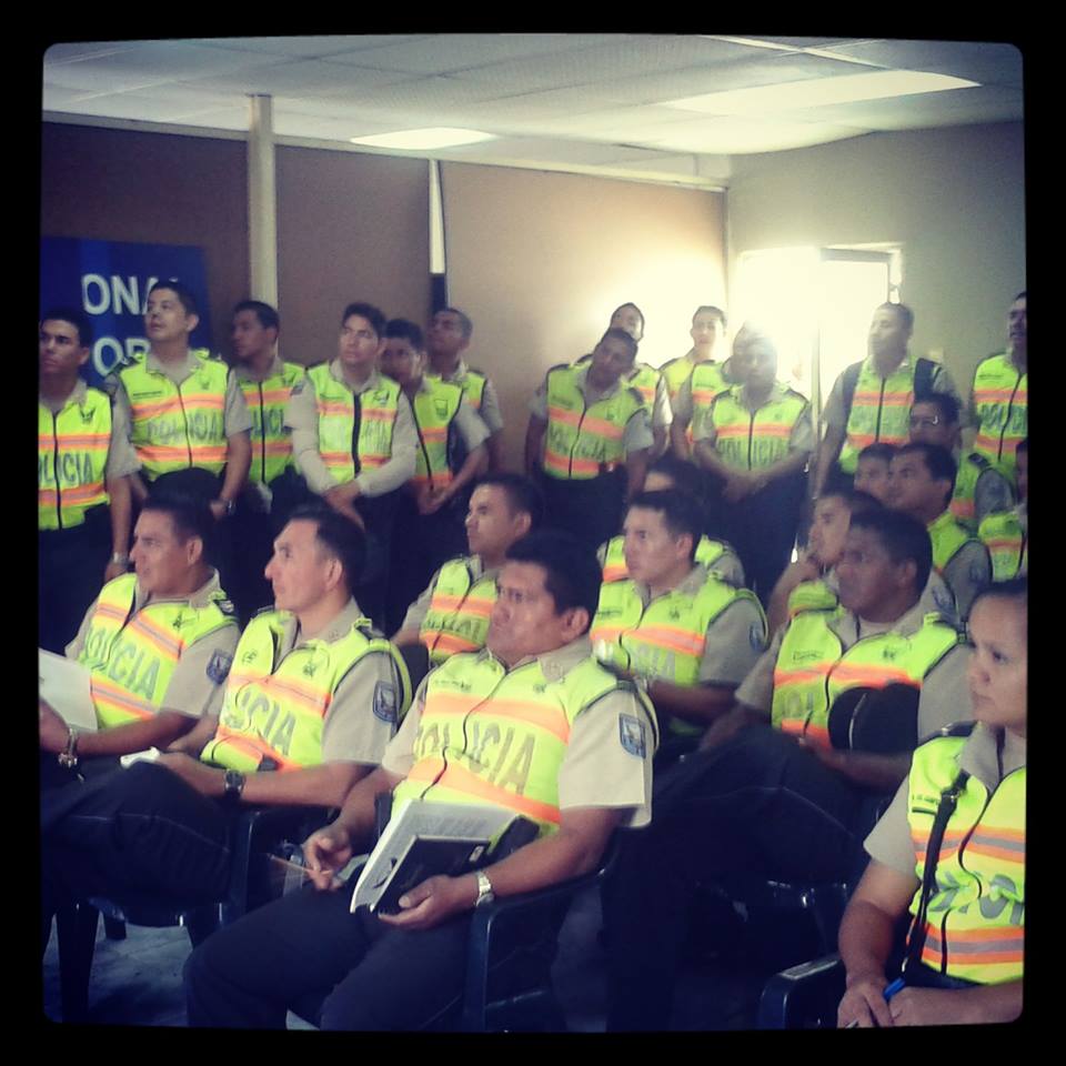 Charlas GLBTI a la policia Nacional - Silueta x- Diane Rodriguez (11)