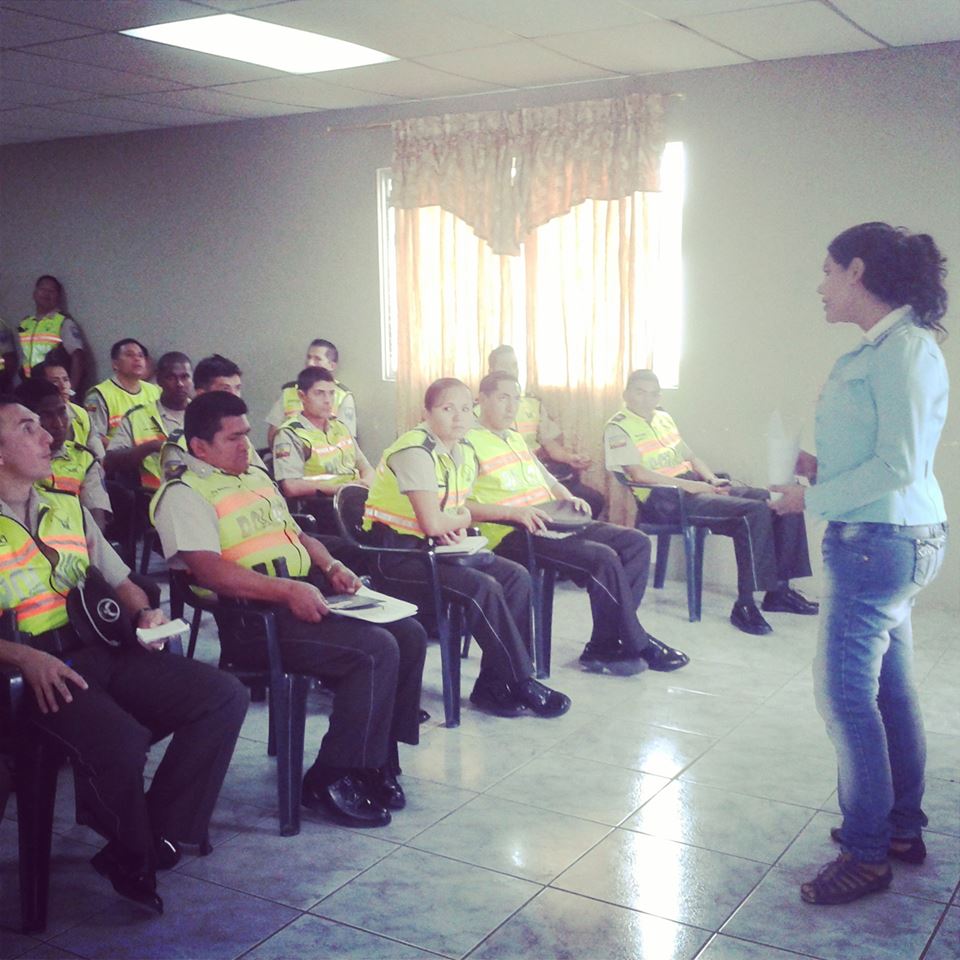 Charlas GLBTI a la policia Nacional - Silueta x- Diane Rodriguez (13)