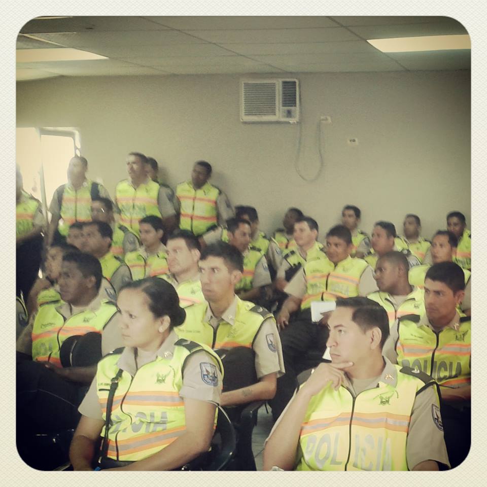 Charlas GLBTI a la policia Nacional - Silueta x- Diane Rodriguez (5)