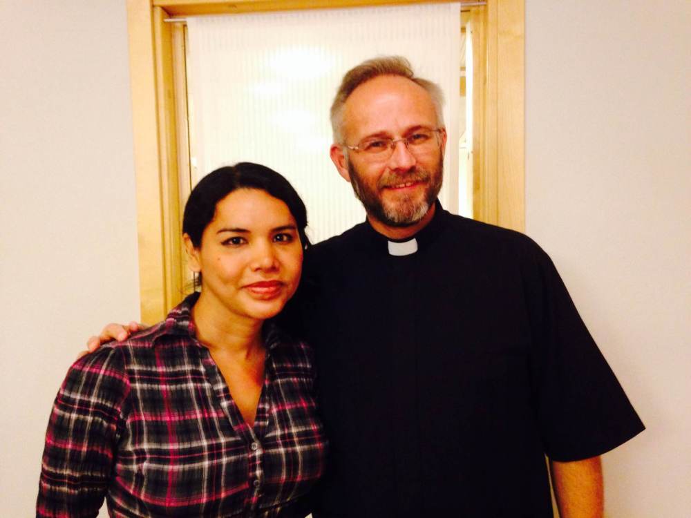Diane Rodríguez junto al pastor JP Heath de la Iglesia sueca
