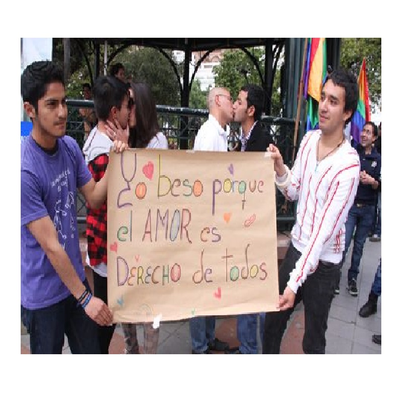 El beso público unió a los grupos LGTBI-Siluetax-DianeRodriguez