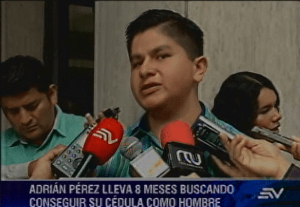 Adrián espera desde hace 8 meses su cédula de identidad masculina-SiluetaX