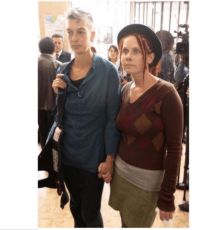 Gays en Ecuador inscriben por primera vez uniones en documentos de identidad