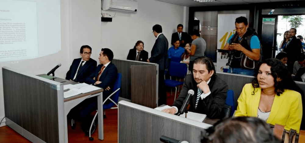 La pareja feliz espera resolución-DianeRodriguez