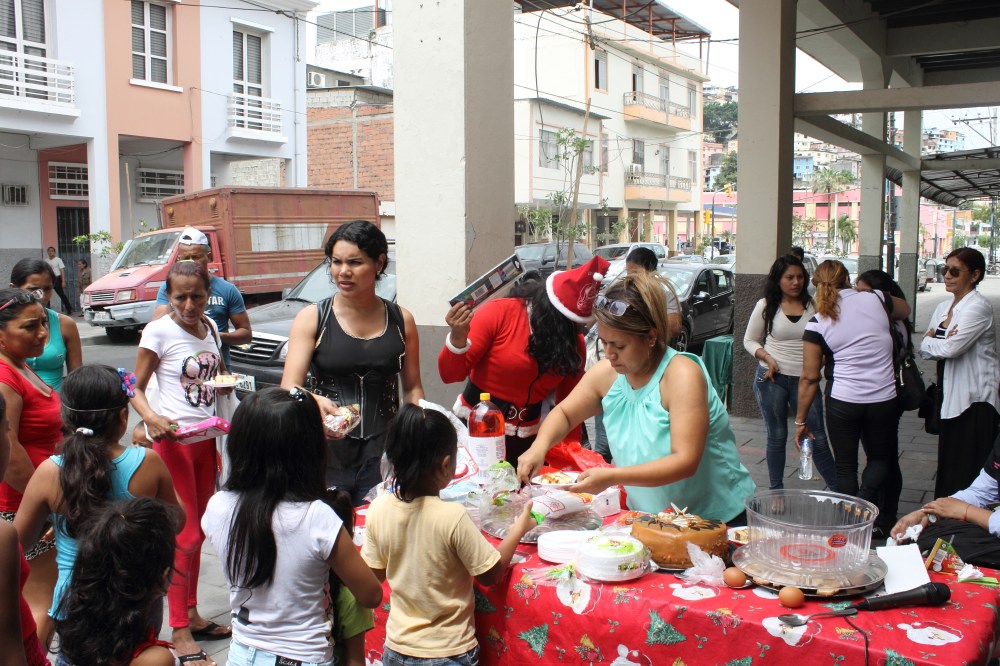Agasajo navideño a niños y niñas por parte de Silueta X 2014 (1)