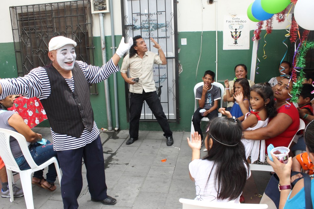 Agasajo navideño a niños y niñas por parte de Silueta X 2014 (44)