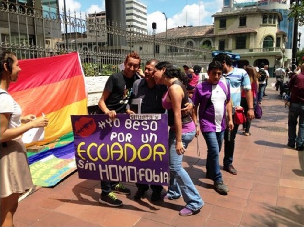 Grupos Glbti celebraron el día contra la Homo-Les-Transfobia con besos y abrazos gratis- SiluetaX-DianeRodriguez