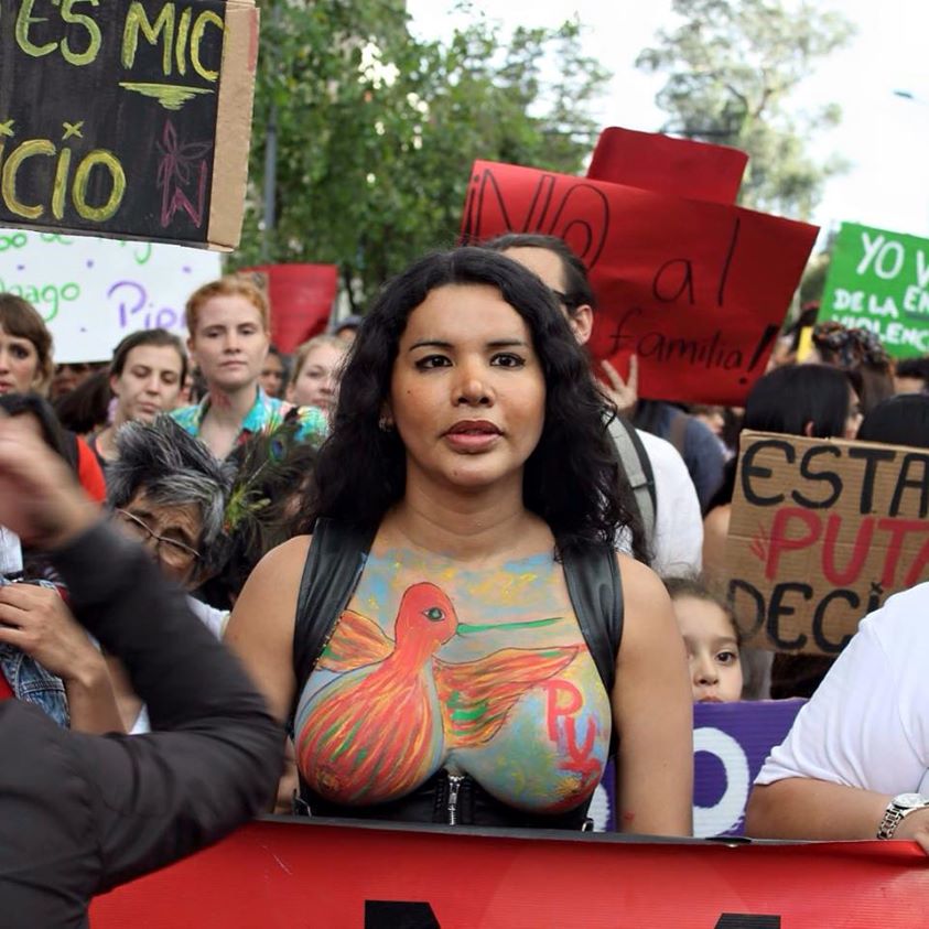 Diane Rodríguez activista transexual y transfeminsita en la Marcha de las Putas Ecuador