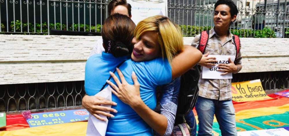 Abrazos y besos gratis - Paulette Rivadeneira Asociacion SIlueta X