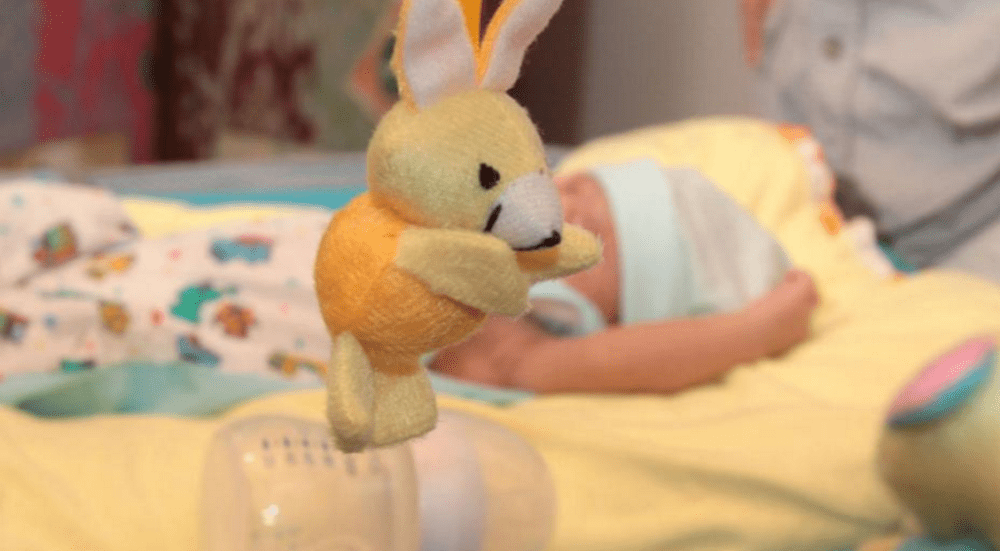 Activistas transexuales Diane Rodriguez y Fernando Machado se convirtieron en padres su hijo acostado en la cuna