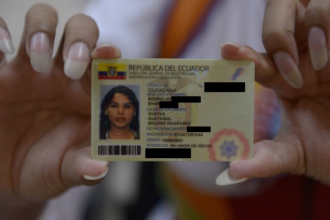 diane rodriguez sostiene cedula de identidad