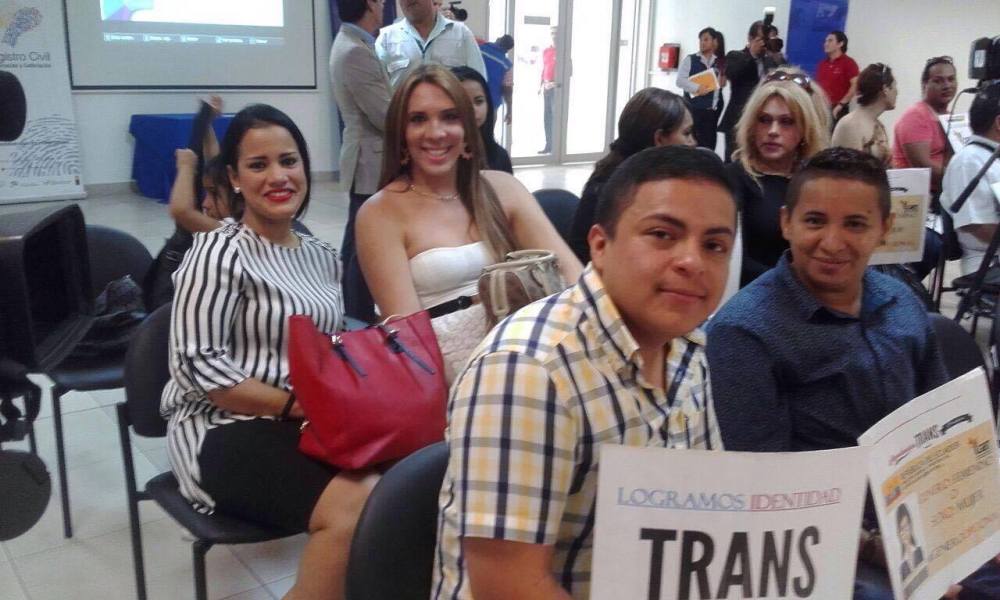 Transexuales logran la sustitución de sexo por genero en la cedula en Ecuador (18)