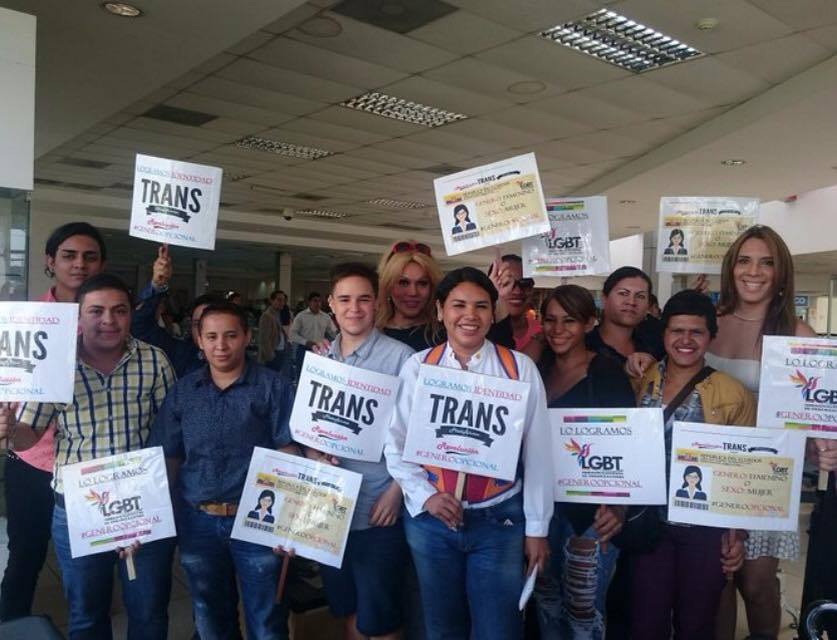 Transexuales logran la sustitución de sexo por genero en la cedula en Ecuador (23)