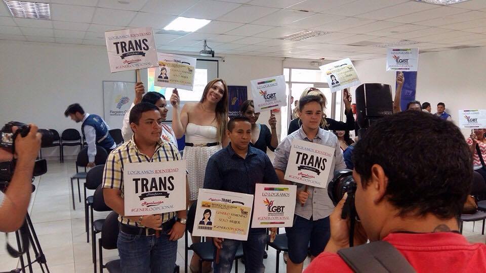 Transexuales logran la sustitución de sexo por genero en la cedula en Ecuador (4)