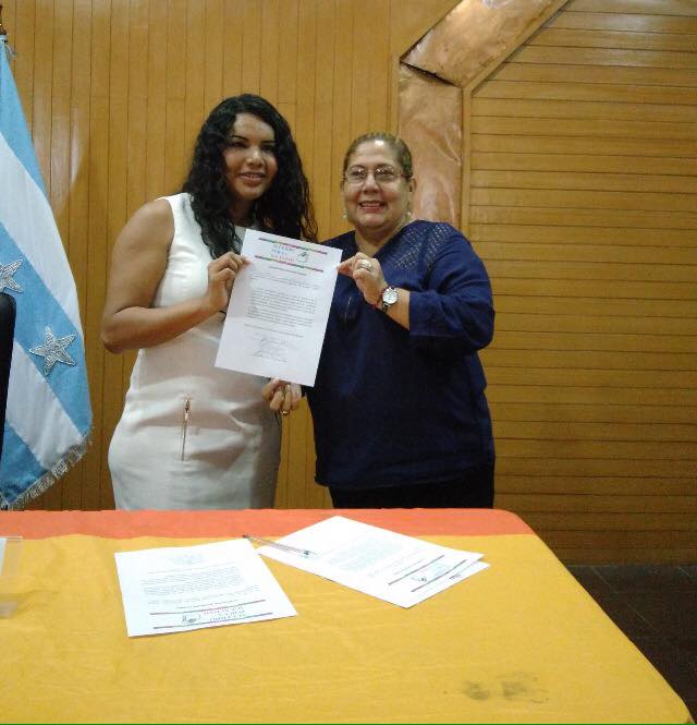 el-acuerdo-por-la-igualdad-ecuador-lgbti-por-un-voto-inclusivo-lgbti-diane-rodriguez-junto-a-beatriz-vicuna-de-alianza-pais