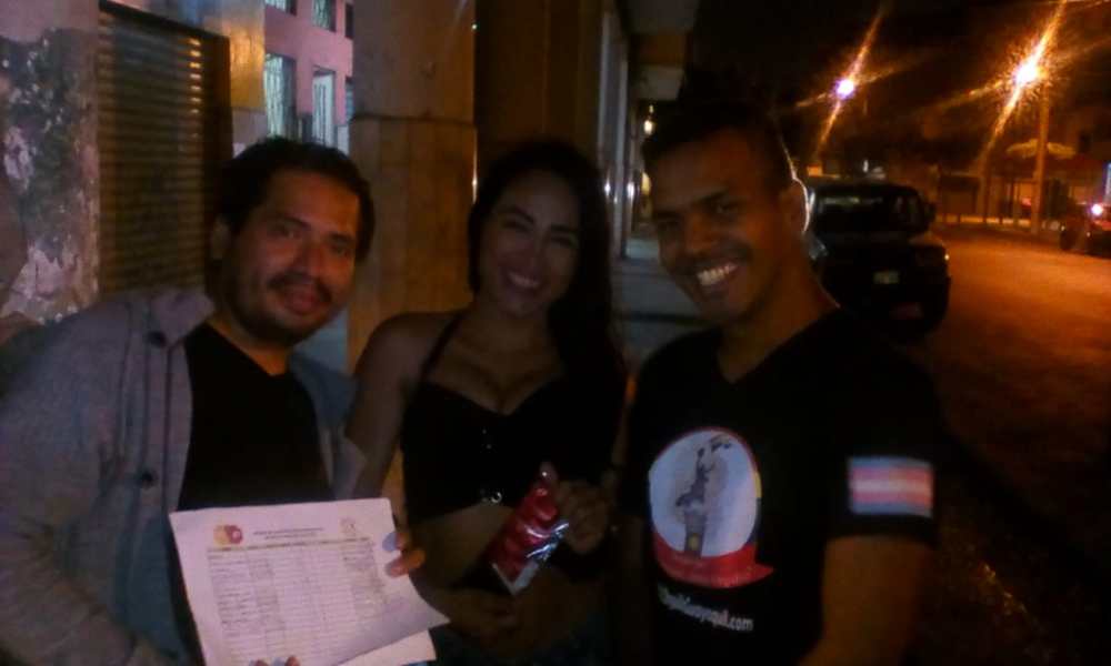 entrega de condones 1.jpg