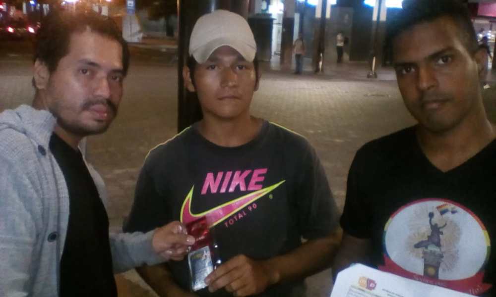 entrega de condones 2.jpg