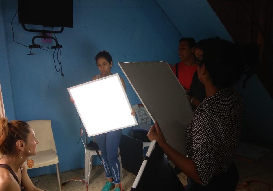 Prácticas - Investigación estudiantes universitarios colegios con LGBT Trans en Guayaquil - Quito - Ecuador - Silueta X 3 .jpg