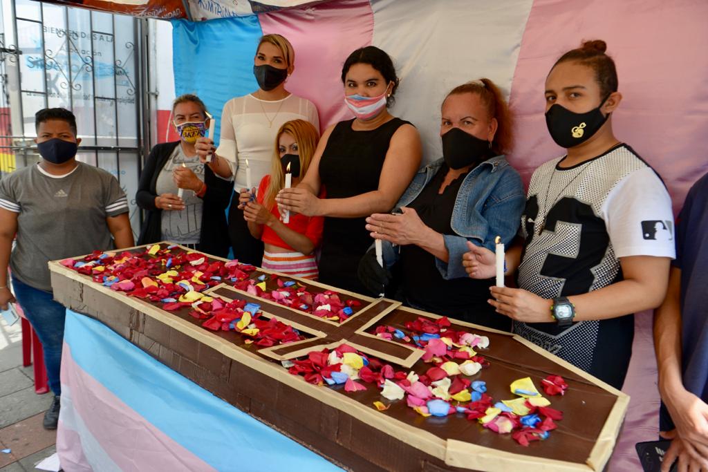 Acción performática con ataúdes y rosas vinculada a la memoria trans de Silueta X