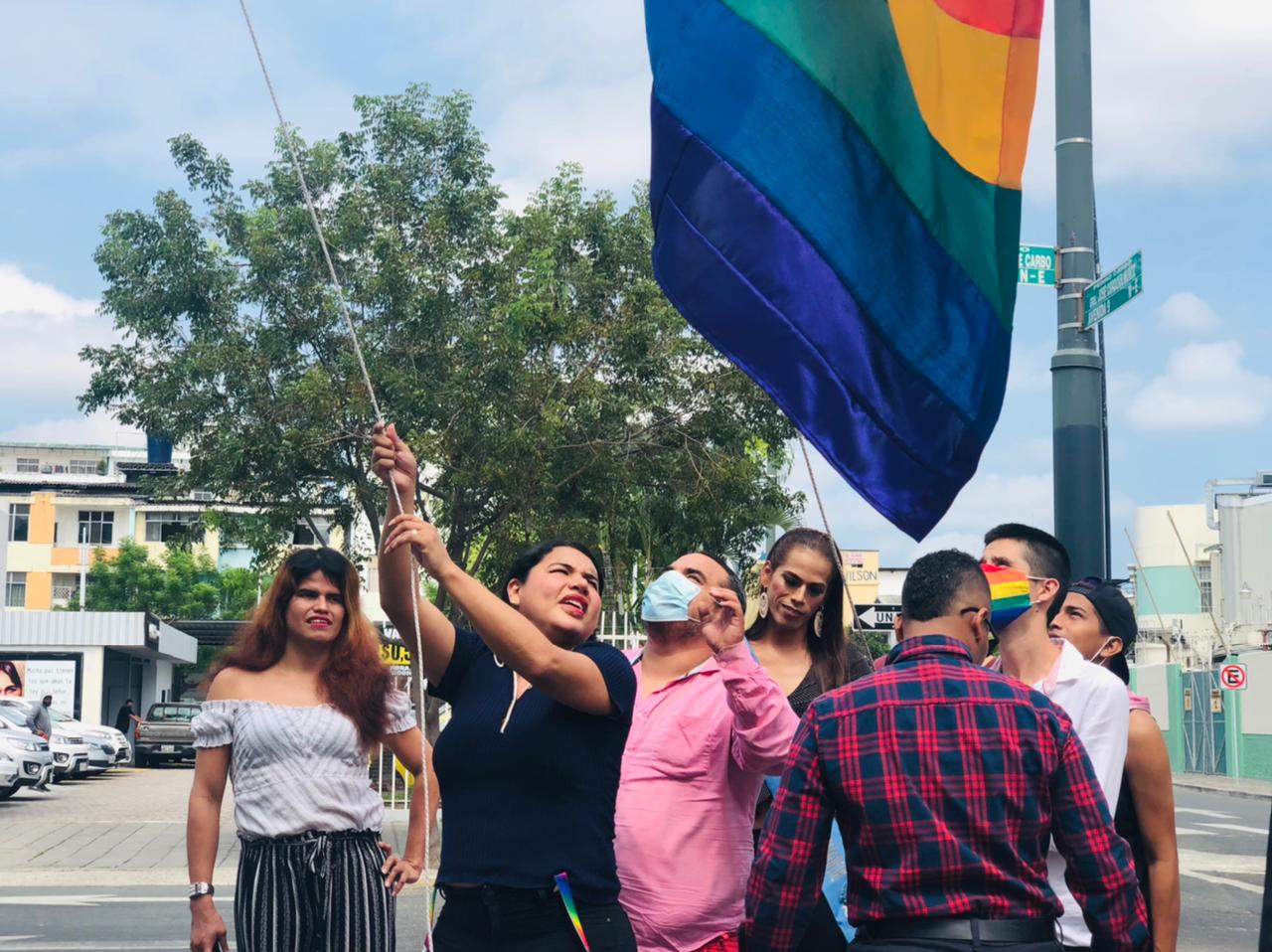 Se realizó el 1er izamiento de la bandera LGBTI durante el Orgullo ...