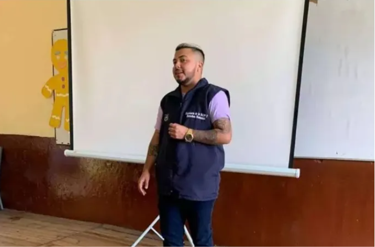 Zackary Elías Morales impartiendo una capacitación mientras trabajaba en el proyecto del Ministerio de la Mujer y Derechos Humanos