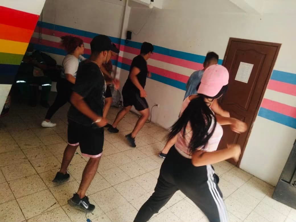 Clases de baile y corporalidad para jóvenes de la diversidad en Silueta X