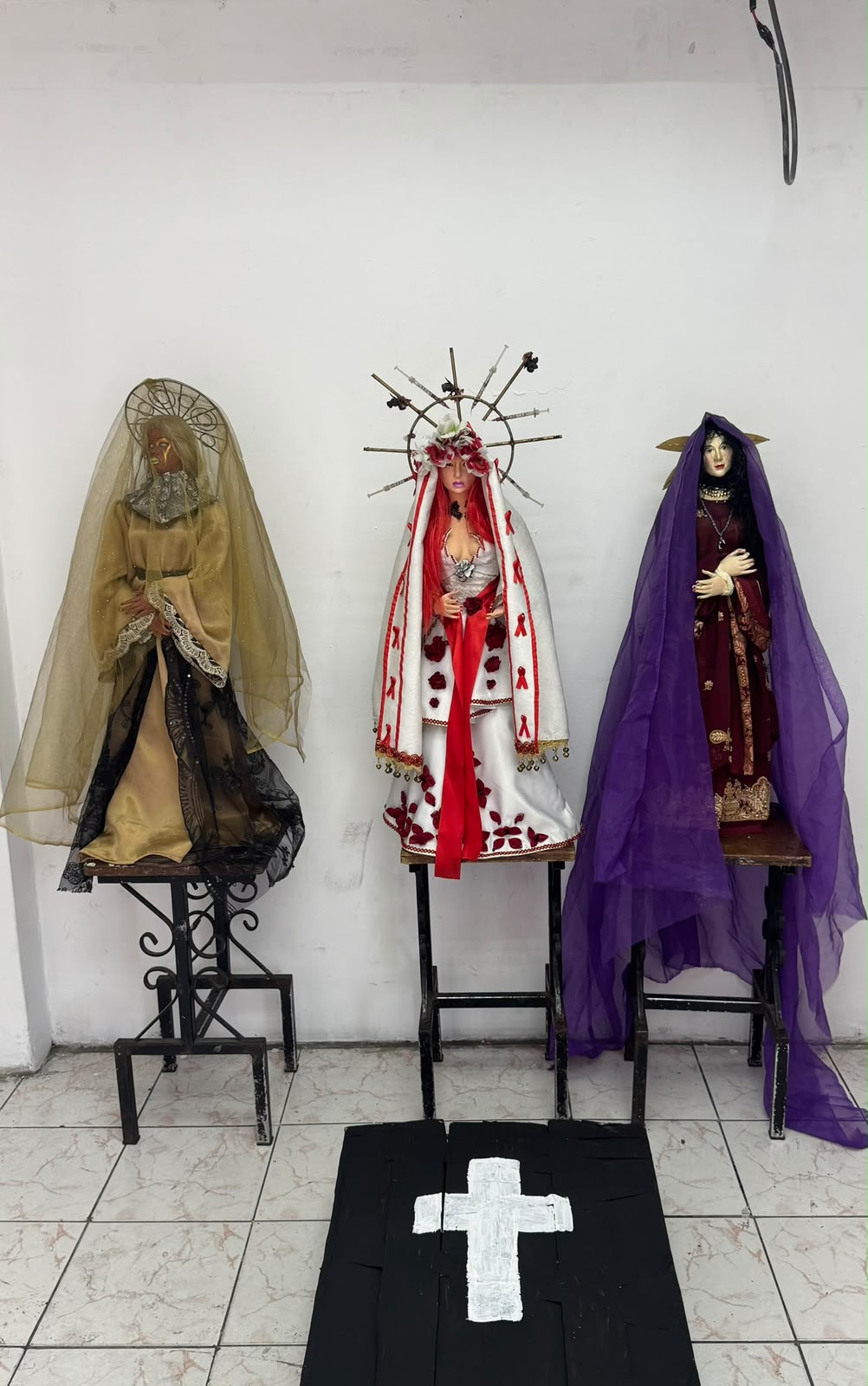 Esculturas devocionales y vírgenes vinculadas a creencias de mujeres trans rurales preservadas por el Museo de la Memoria Trans de Silueta X